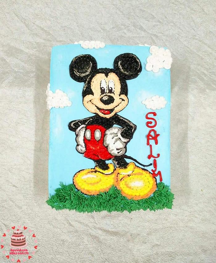 Piping Mickey mouse cake
