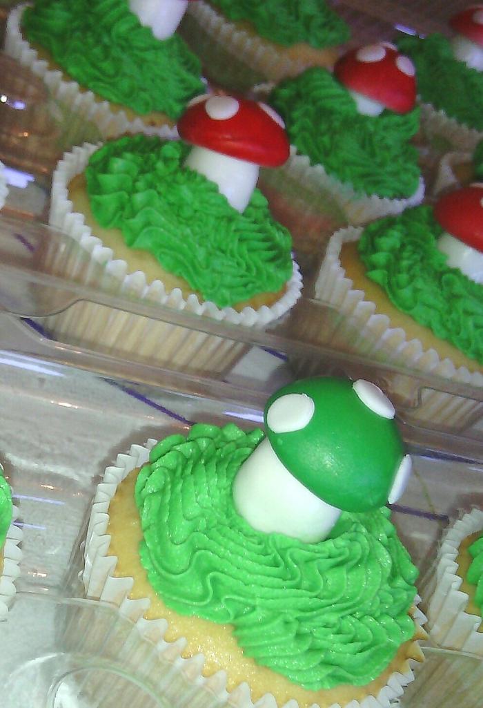 Mario bros cake / cupcakes...