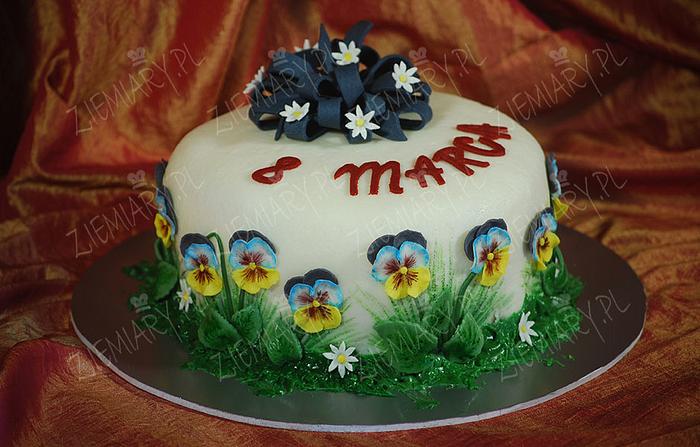 cake with pansies
