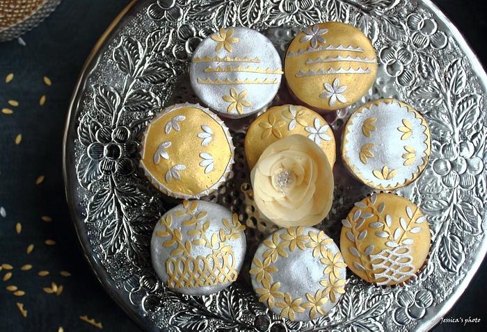 GOLD AND SILVER CUPCAKES