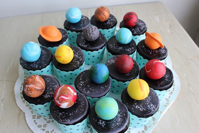 Solar system cupcakes