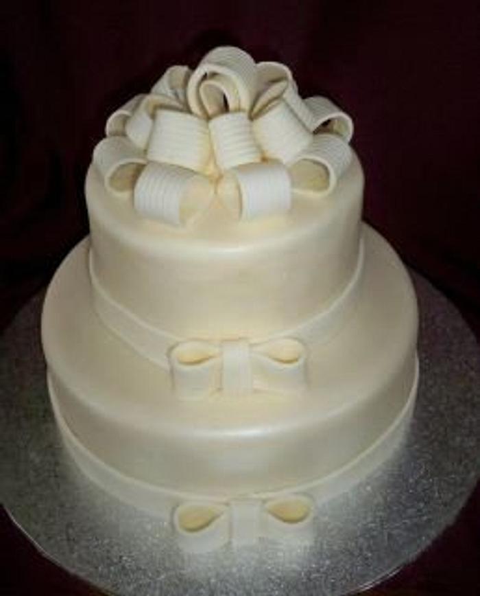 white weddingcake with bow