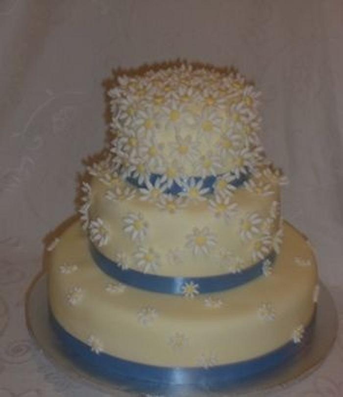 Daisy wedding cake