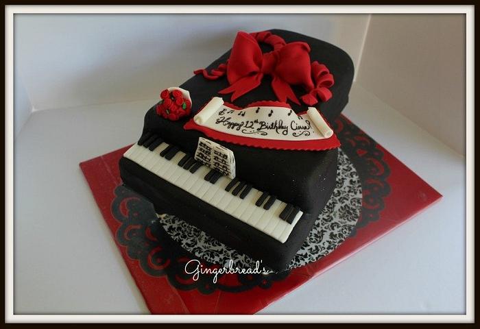 grand piano cake