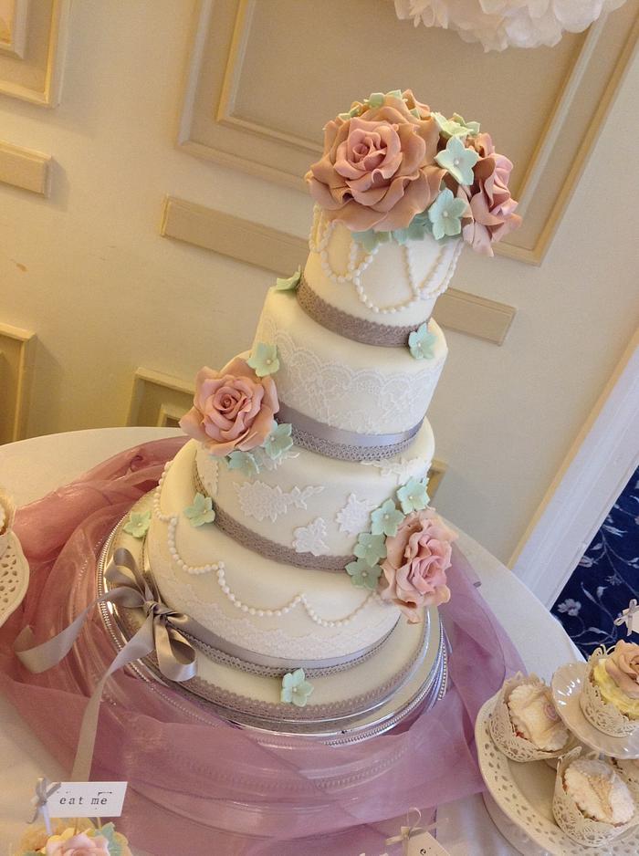 Romantic roses wedding cake 