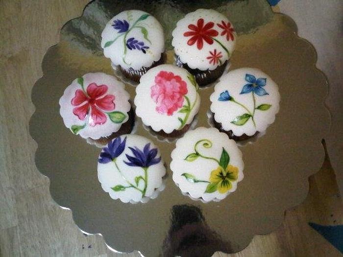 My Hand Paint Cupcakes! ;)