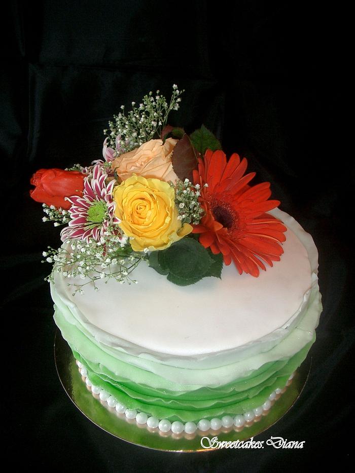 Ruffles cake with natural flowers