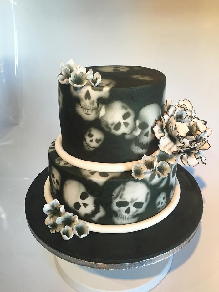 Skull and flowers wedding cake 