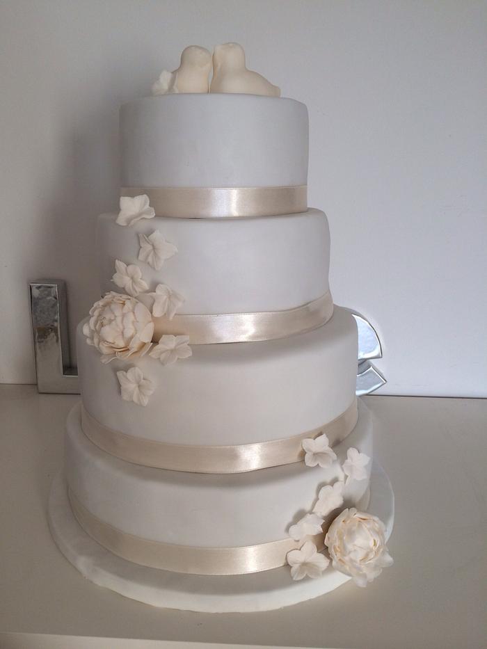 Wedding cake in ivory and white 