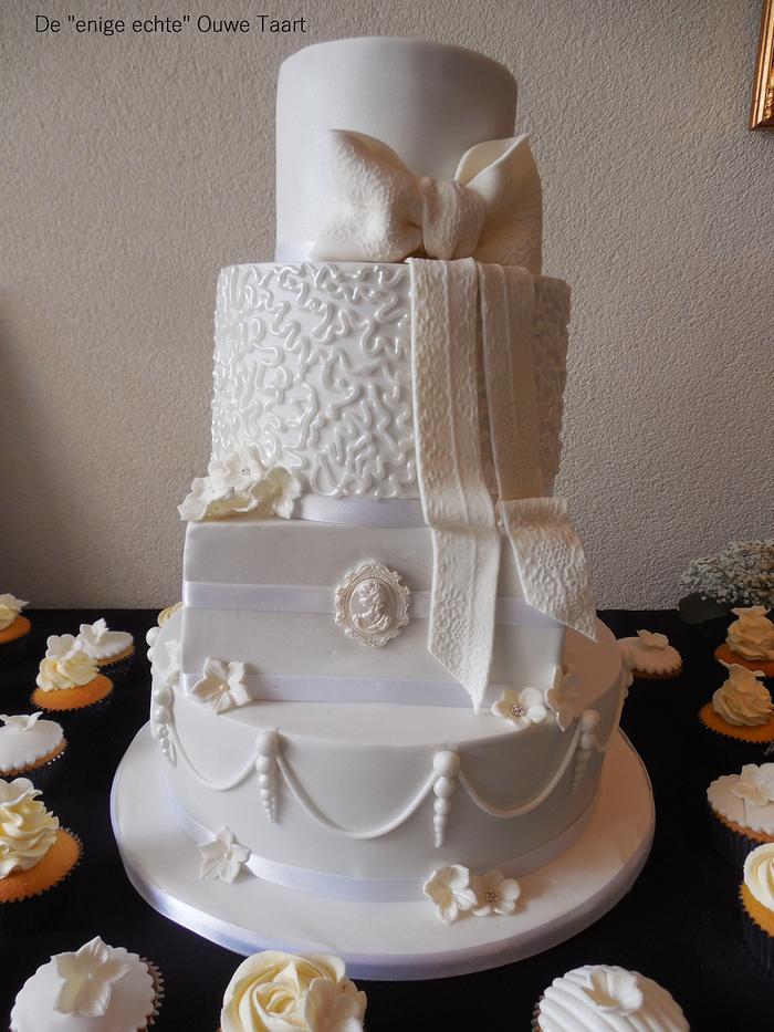 wedding cake white with bow