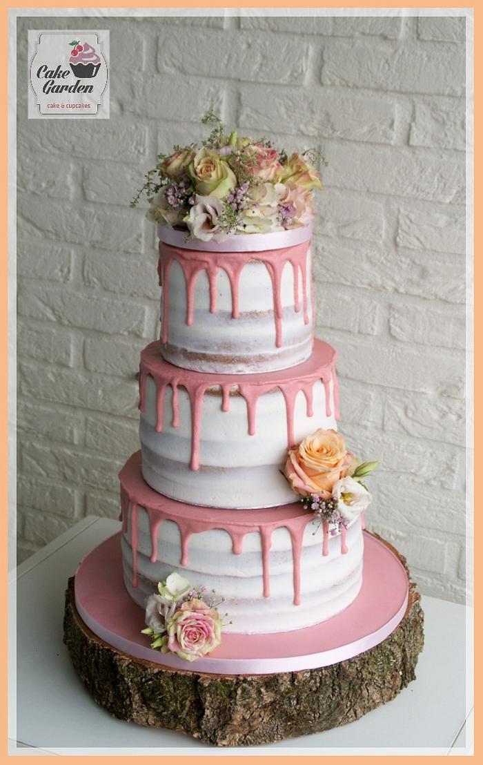 Rustic Naked weddingcake with dripping chocolate