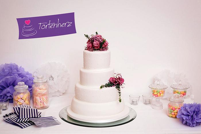 Wedding Cake, Dots and fresh flowers