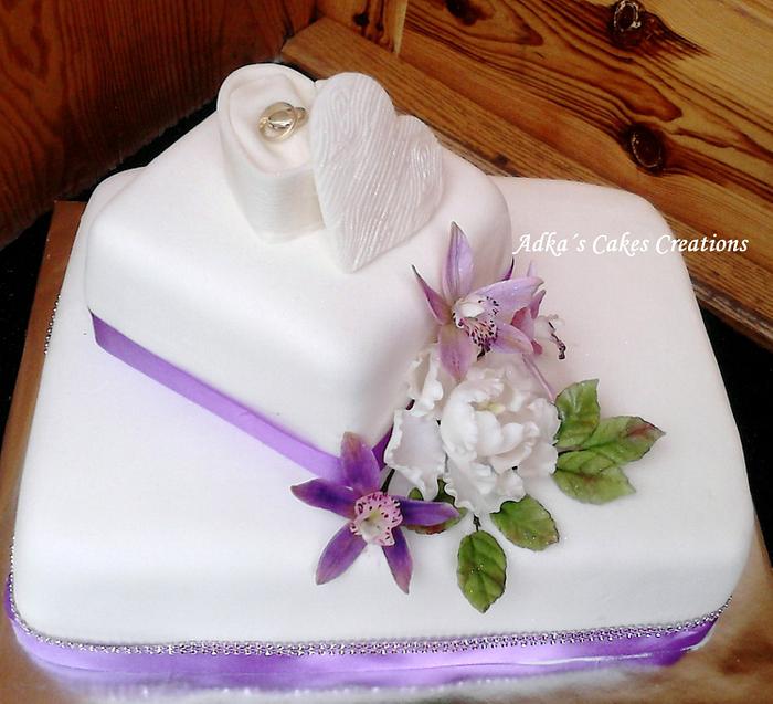 wedding cake with purple orchid 