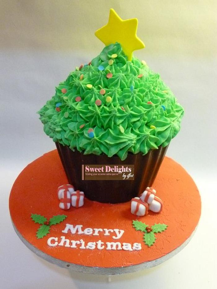 Christmas tree giant cupcake