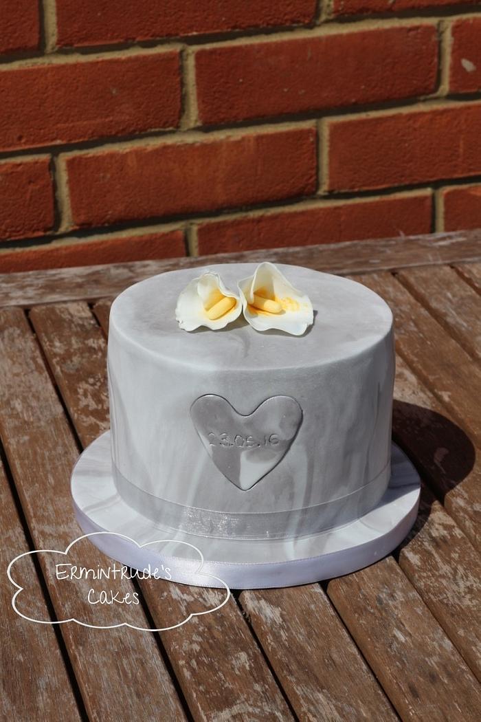 Marble grey cake with arum lilly