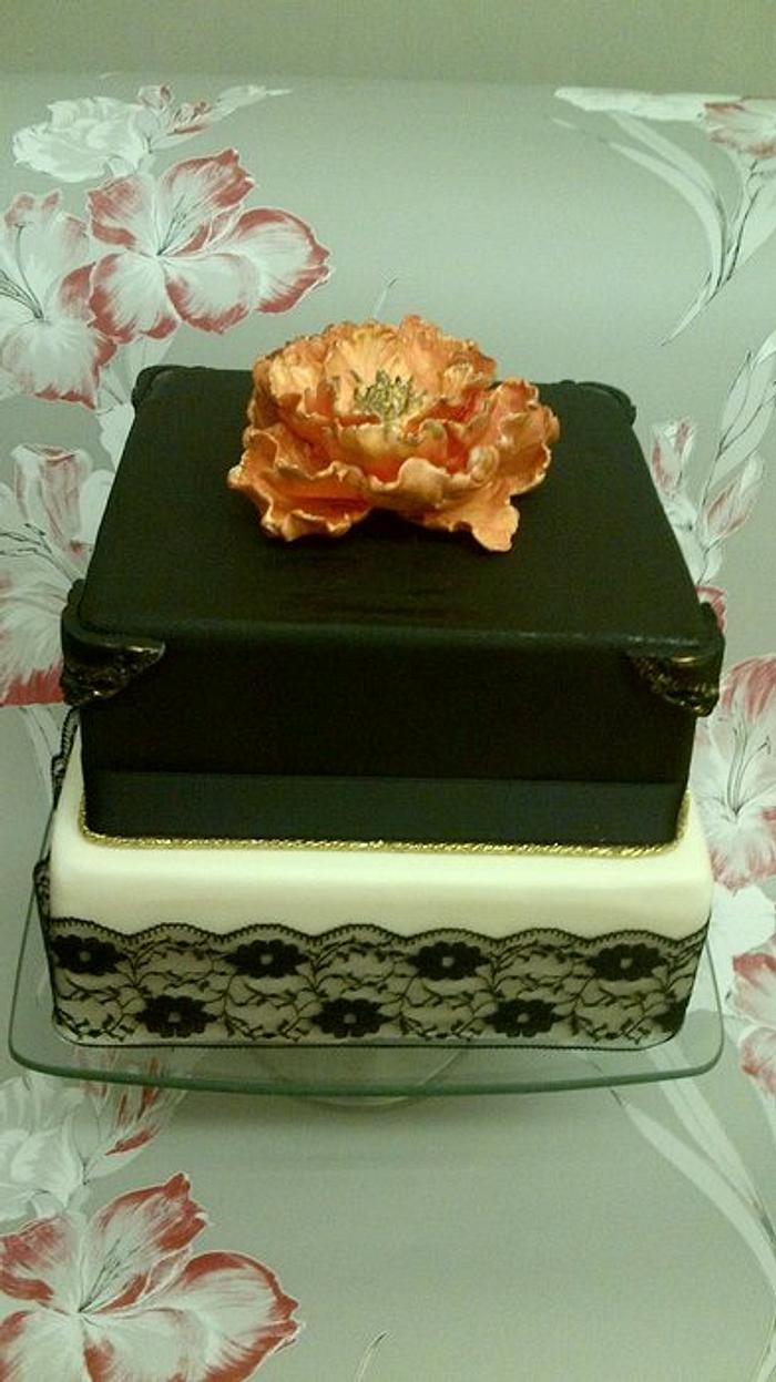 Black and gold cake with peony 