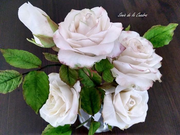 White roses -sugarpaste