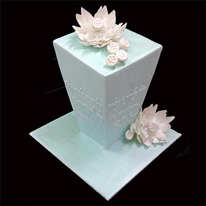 White waterlilly vase cake