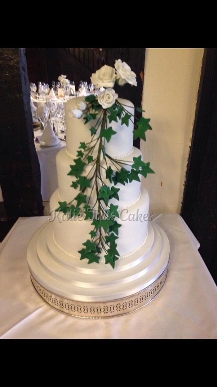 Rose & ivy wedding cake