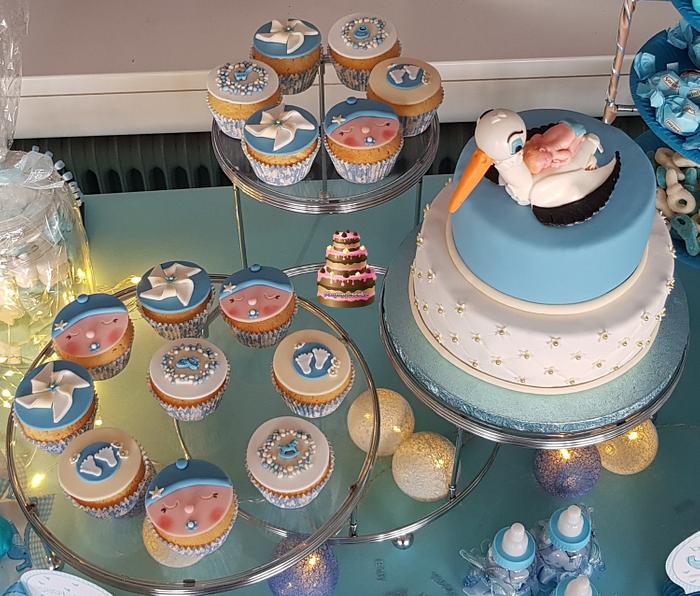 Babyshower cake and cupcakes