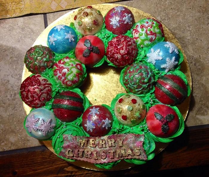 Wreath ornament cupcake cake 