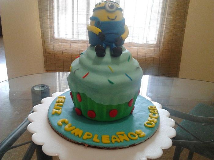 giant minion cup cake