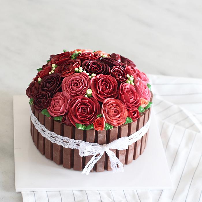 Red Red Roses Buttercream Cake