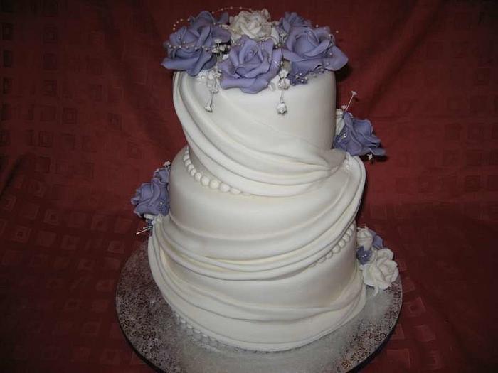 wedding cake with roses