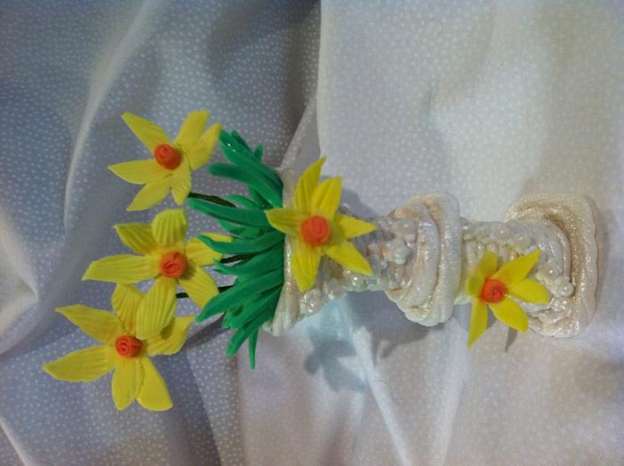 Easter Daffodil jardiniere cake topper