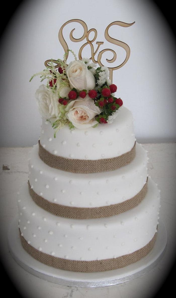 Wedding Cake With Fresh Flowers. 