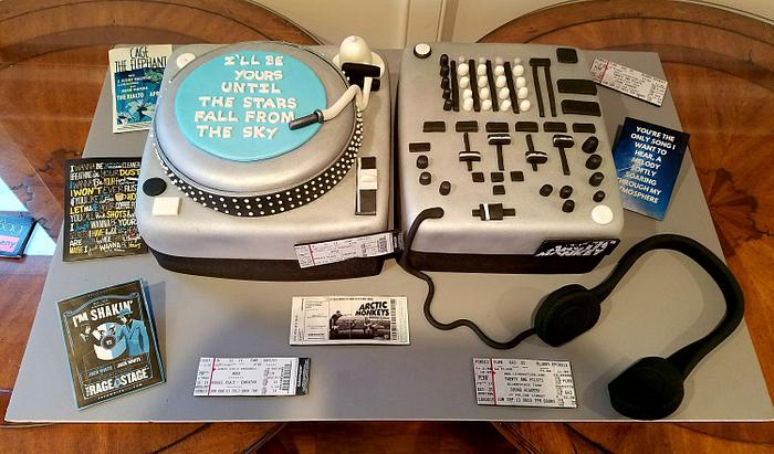 DJ Turntable Cake