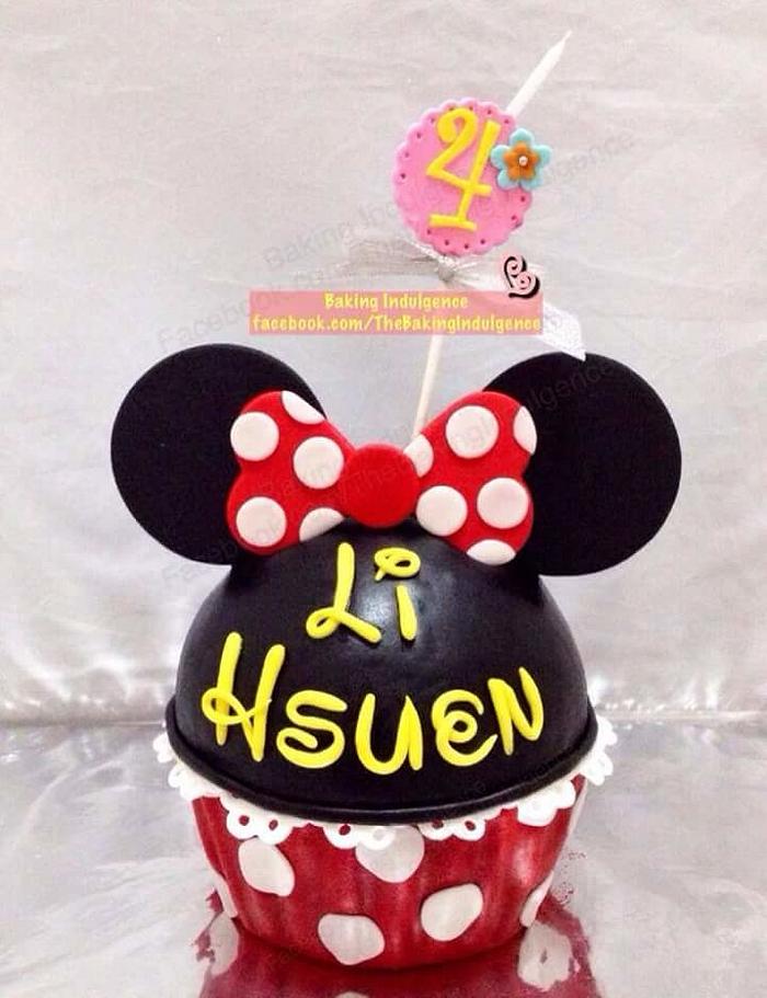 Giant Minnie Mouse Cupcake Cake and Cupcakes