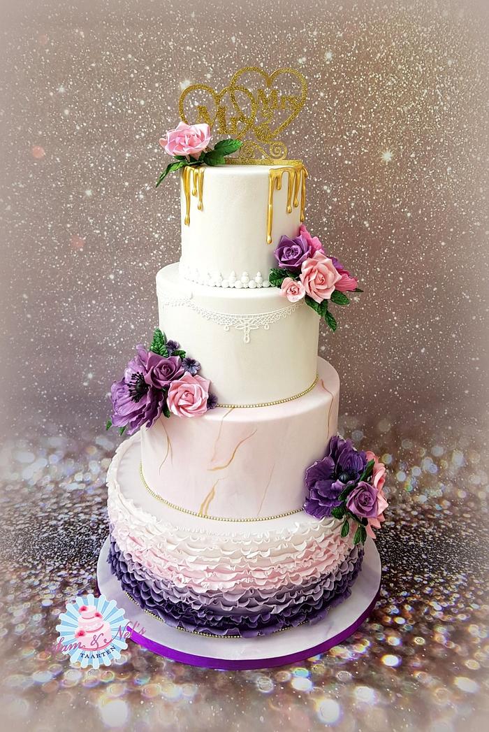 Purple gold weddingcake with sugarflowers