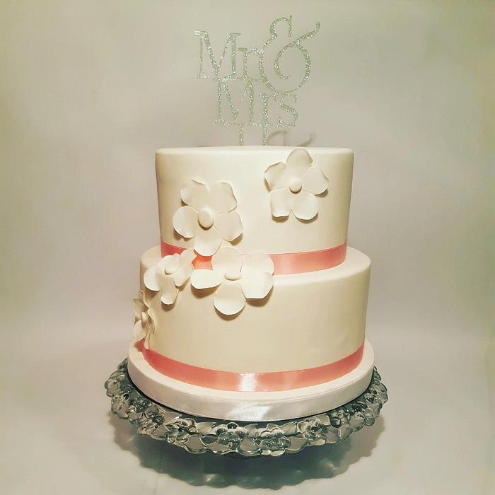 Simple wedding cake 