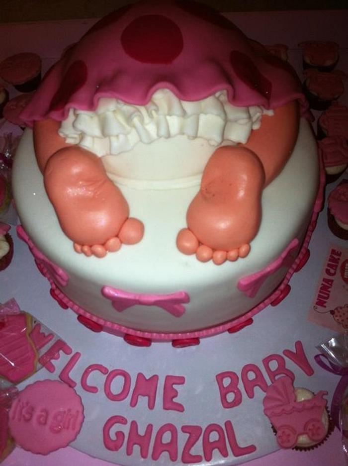 baby rump cake: it's a girl baby shower كيكة مواليد