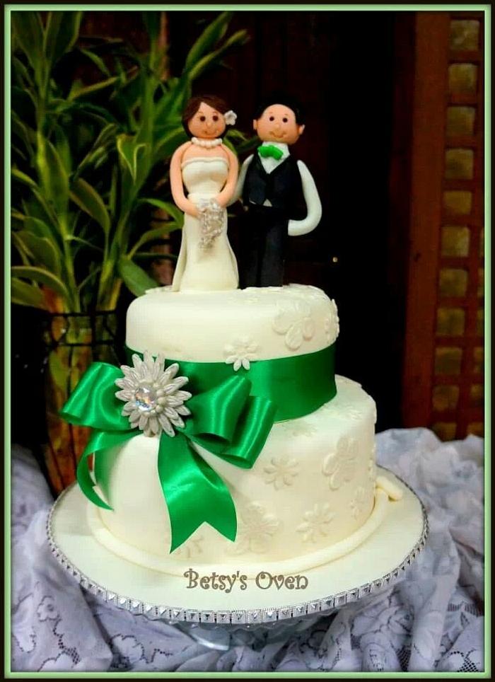 Silver and emerald green cake for an intimate wedding