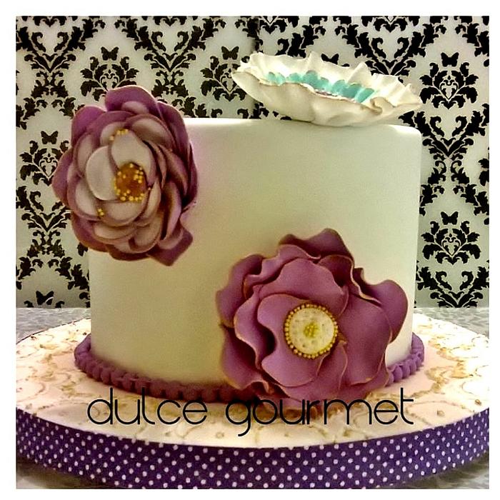 Small cake with fantasy flowers