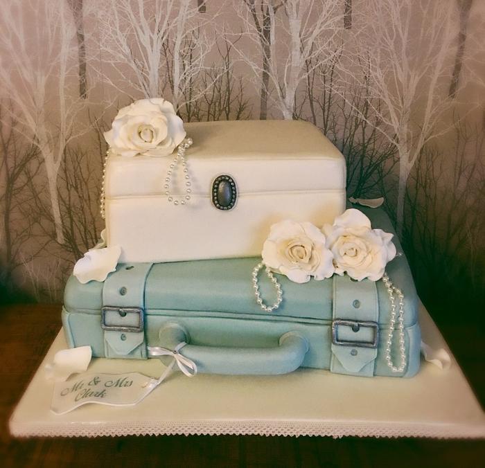 Vintage suitcase wedding cake