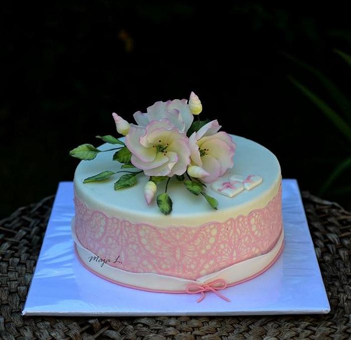 single tier wedding cake with lisianthus flower 
