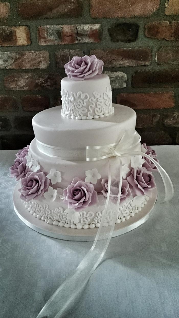 Classic weddingcake with old pink roses