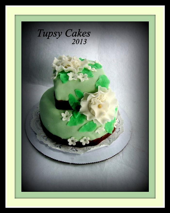 green and white flower mini cake 