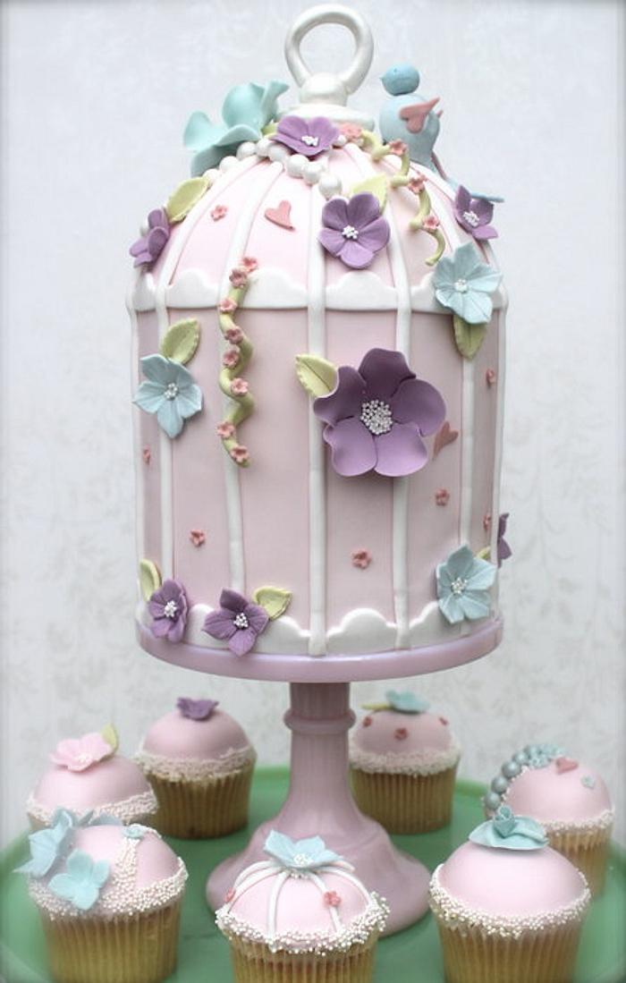 Small Pink Birdcage & cupcakes