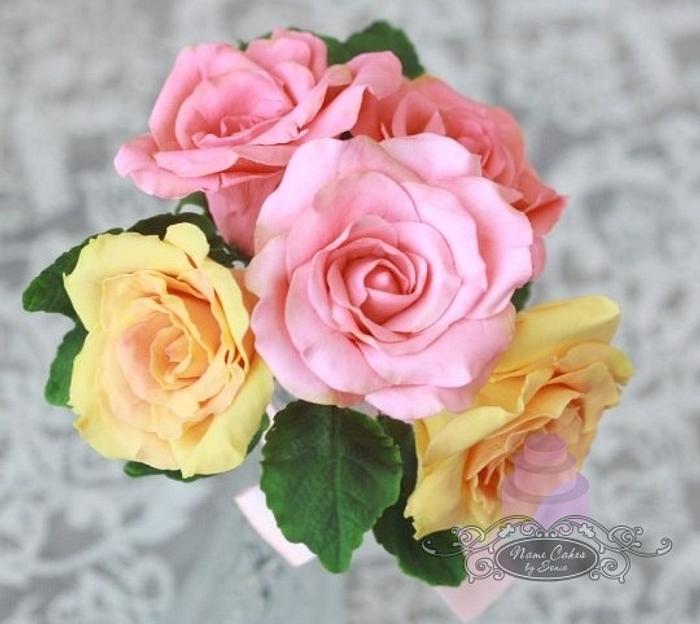 Golden yellow and pink roses bouquet