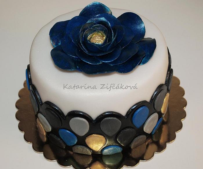 royal blue flower on cake