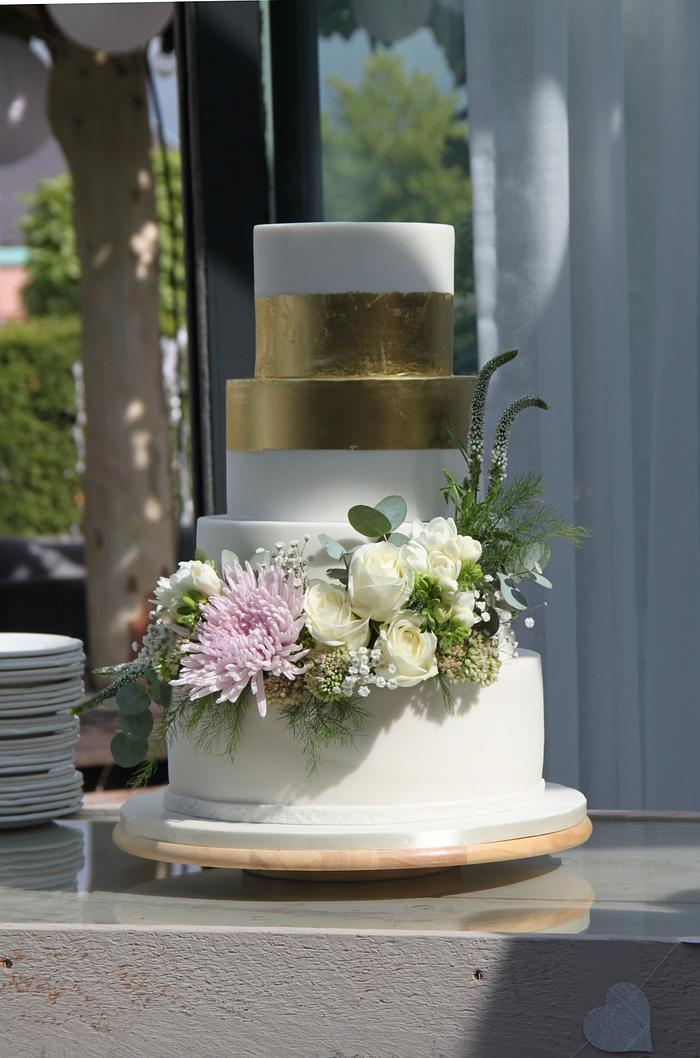 Wedding cake - Fresh flowers and edible gold