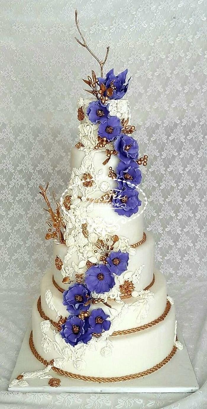 FLOWERY WEDDING CAKE