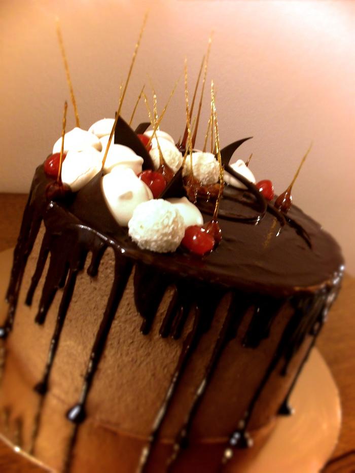 chocolate ganache dripping cake