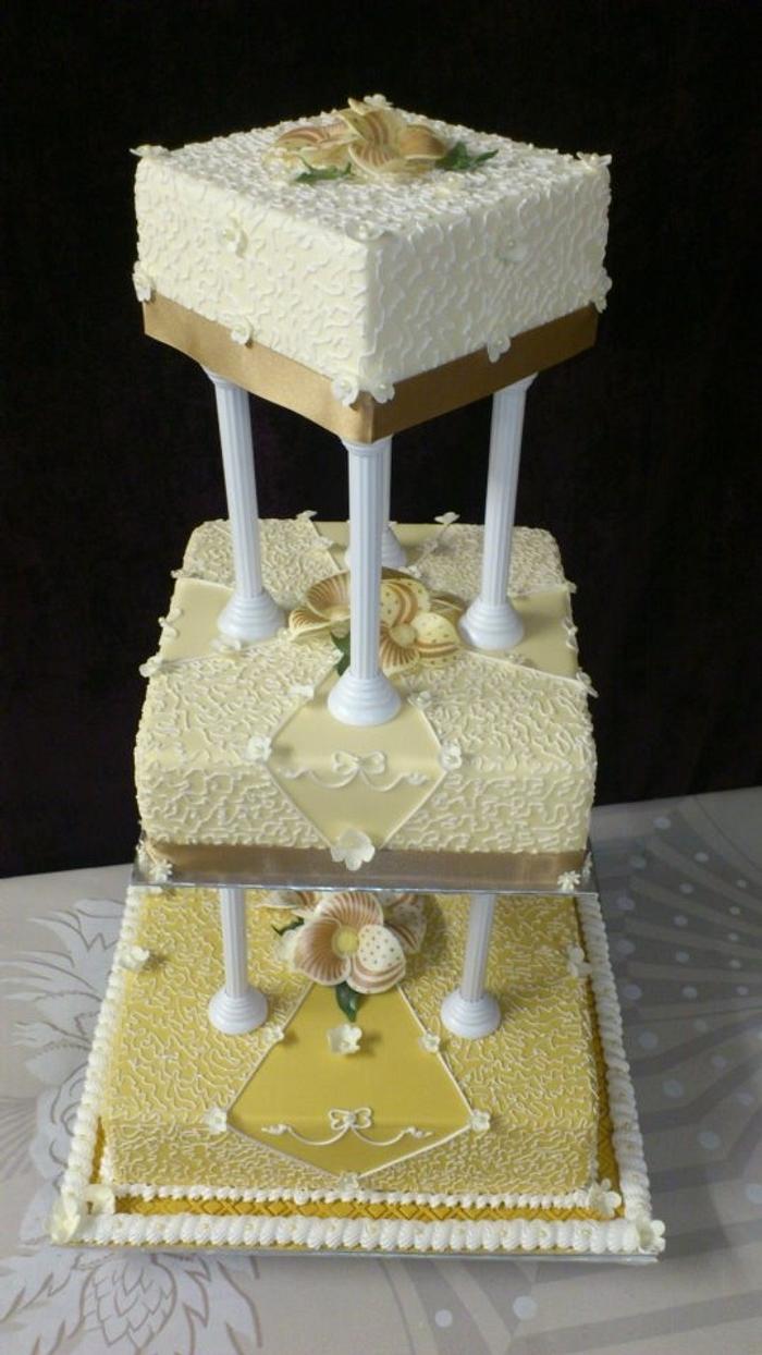 wedding cake on pillars 