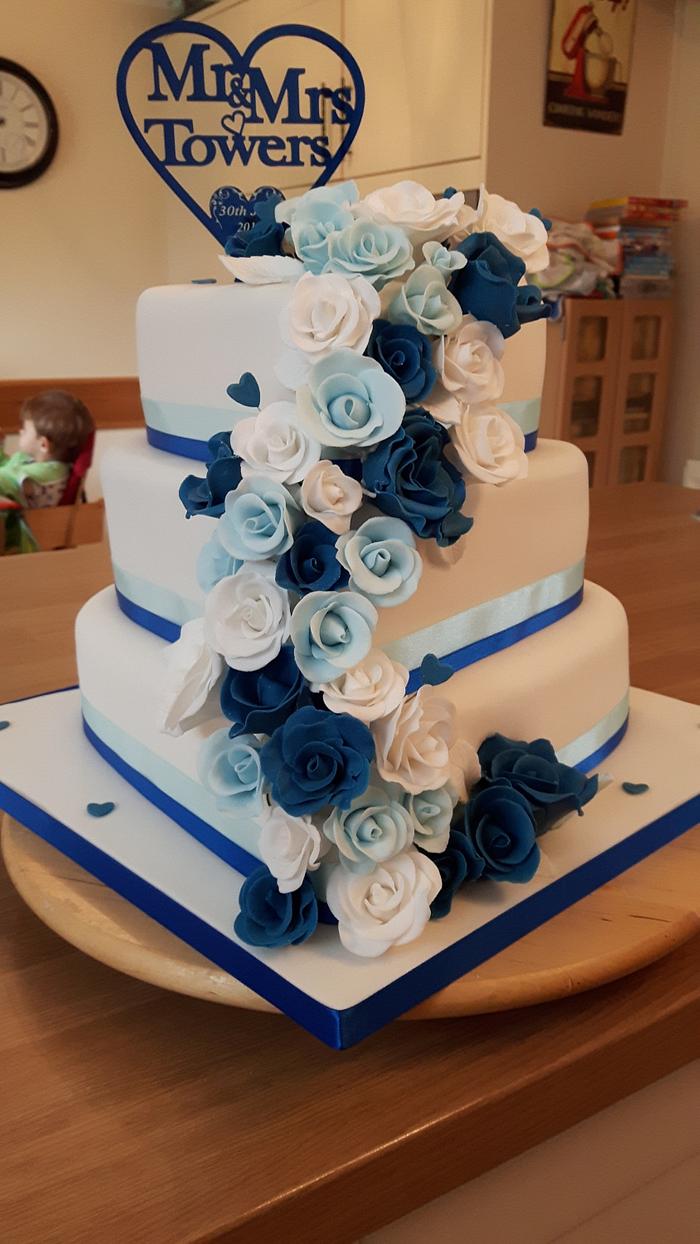Hearts and roses wedding cake 