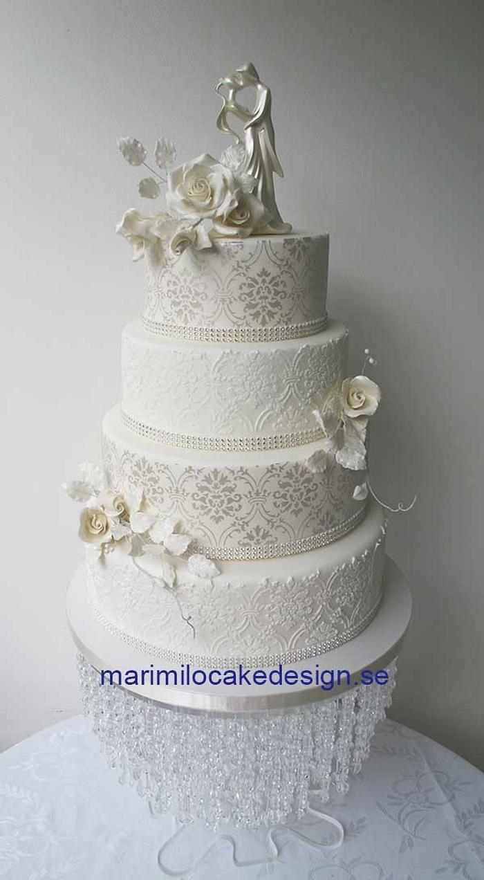 White wedding cakes with roses